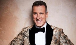 安东·杜·贝克在爆出《魔法世界》丑闻后首次公开亮相