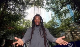 英国诗人本杰明·西番尼亚去世，享年65岁