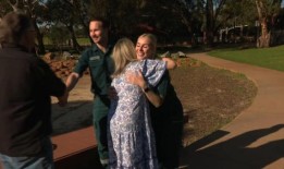 德里克·爱德华兹用急救训练救了他妻子多娜的命，现在他正在敦促大家学习心肺复苏术