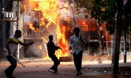 孟加拉国总理在数周的致命抗议后被赶下台