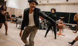 视频：观看以法莲赛克斯，阿伊莎杰克逊，和更多的表演在Pal乔伊在纽约市中心