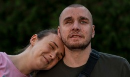 一个营地教导在战斗中失明的乌克兰士兵重新导航世界