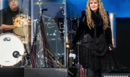 史蒂夫·尼克斯在罗伊诉韦德案判决后写了《灯塔》