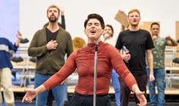 评论：评论家如何看待现场援助灵感的音乐剧仅仅一天？