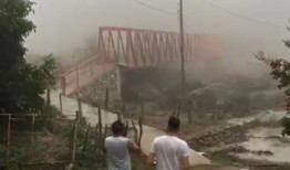 阿根廷小镇唯一一座桥被泥石流冲走：视频