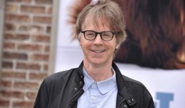 达纳·卡维为1992年让她“脱衣服”的《周六夜现场》短剧向莎朗·斯通道歉