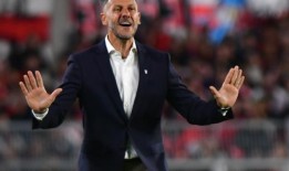 随着加拉多的影子远去，德米切利斯获得了空气来完成他的河的塑造