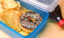 科学家发现，几乎每个人都吃的一种食物“让我们衰老得更快”