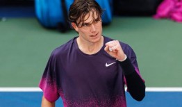 杰克·德雷珀正在向美网挑战，安娜·温图尔在一旁观看