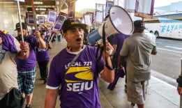 洛杉矶市雇员举行罢工，声称工作条件受到剥削