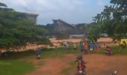 一辆载酸卡车坠入河中，导致大桥坍塌（视频）