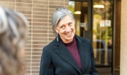 民主党众议院候选人拒绝解释反对共和党对手限制巴勒斯坦移民的法案