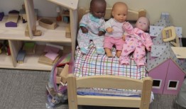 婴儿也会抑郁，所以一个中心站出来帮助脆弱的家庭