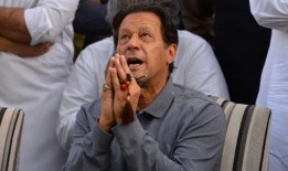 在承诺在英国起诉Geo诽谤一年后，伊姆兰·汗退出了