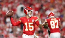 酋长队在令人惊叹的NFL赛季揭幕战中以脚趾领先乌鸦队