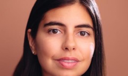 看看谁主演了外百老汇的世界首演