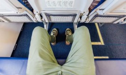 “我拒绝换座位，这样我的妈妈就可以和她年幼的儿子坐在一起”