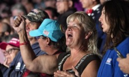 唐纳德·特朗普在哈里斯堡访问期间利用反移民信息呼吁选民