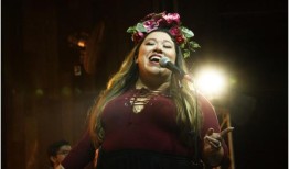 成为赛琳娜的秘密：致敬乐队歌手的独特之路