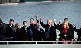 在历史上的这一天，2009年1月15日，美国航空公司的航班奇迹般地降落在哈德逊河上