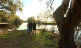 德里克·爱德华兹用急救训练救了他妻子多娜的命，现在他正在敦促大家学习心肺复苏术