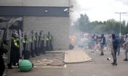 英国各地极右翼反移民骚乱持续不断