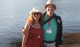 他一直单身后来他在度假时爱上了一个陌生人