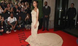 泰拉不得不被抬上Met Gala的台阶：“谁在乎呢，伙计们？我可爱的