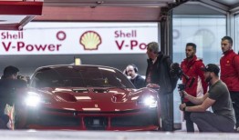 观看2024法拉利SF90 XX Stradale在菲奥拉诺赛道创下单圈记录