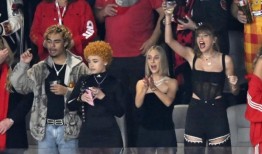 泰勒·斯威夫特喝着啤酒，拥抱着布莱克·莱弗利，在酋长队对阵49人队的超级碗比赛中欢呼雀跃