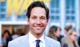 汤姆·施瓦茨在斯坎多瓦尔之后滑稽地嘲笑朋友汤姆·桑多瓦尔