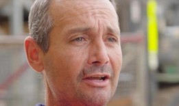 拜尔文惨案发生后，煤炭公司向矿工克里斯·施洛斯致敬