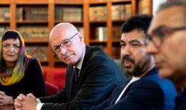 约翰·斯维尼就哈姆扎·优素福的袭击猛烈抨击“应受谴责的”埃隆·马斯克