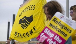 第一批移民在英国搬到比比斯德哥尔摩驳船，更多的预期