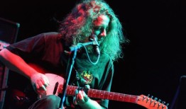 安吉丽娜·朱莉是如何登上《大恐慌》专辑封面的