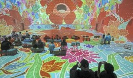 沉浸式数字艺术表演将吉隆坡老电影院变成了蜡染仙境