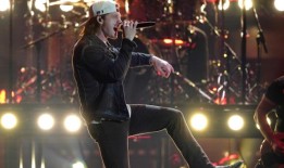 乡村音乐明星的演唱会因涉嫌枪击NFL球员而推迟