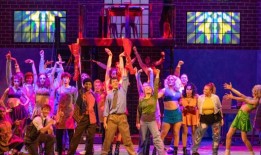 高中作品《古怪的靴子》、《字里行间》将在2024年国际戏剧节主舞台上上演