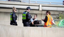 “破坏武器”：再次抗议军事博览会封锁了西门高速公路