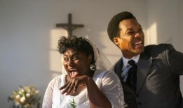 看：丹妮尔·布鲁克斯分享她最喜欢的紫色衣橱故障