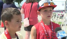 三位数的气温并不能阻止全国青少年铁人三项赛接管浣熊河公园