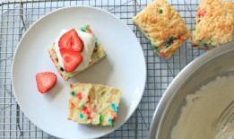 制作这些异想天开的funfeti风格的饼干