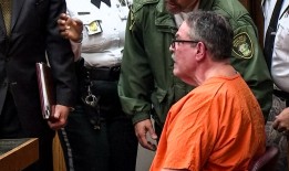 因狗屎杀人被判终身监禁的佛罗里达男子对寡妇大喊：“这就是我杀他的原因!”