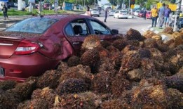 卡车泄漏油棕造成PD交通堵塞