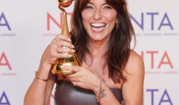 达维娜·麦考尔在脑肿瘤治疗方面取得“巨大飞跃”后离开了重症监护室