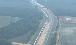 在费耶特维尔附近的I-95公路上，一名司机被夹在拖拉机拖车之间，造成1人死亡