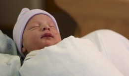 芝加哥地区的医院欢迎2024年的第一批婴儿：“这是真正的祝福”