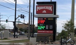 随着夏季旅游的增加，科罗拉多斯普林斯的汽油价格趋于下降