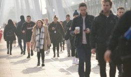 伦敦金融城的专家说，英国停滞不前的增长“只是暂时的”，而不是新的衰退