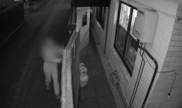 警方在墨尔本小巷搜查一名涉嫌企图劫车的男子